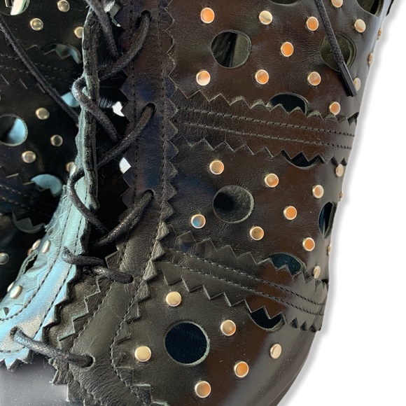 Stuart Weitzman CAGEY Scalloped Calfskin Bootie 9 - Picture 6 of 11